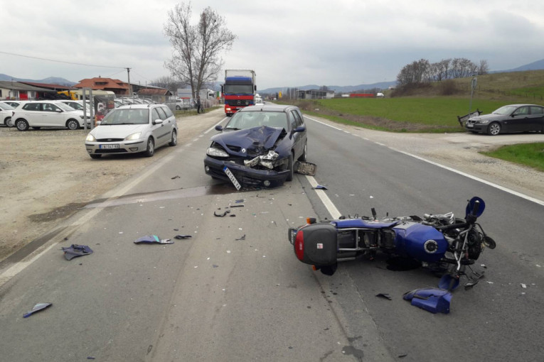 Teška saobraćajna nesreća na Ibarskoj magistrali: Sudar automobila i motora, povređen motociklista!
