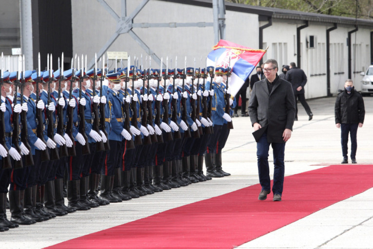 Predsednik u Batajnici: Vučić i šeik Al Kalifa prisustvovali prikazu naoružanja, vojne opreme i sposobnosti dela jedinica (FOTO)