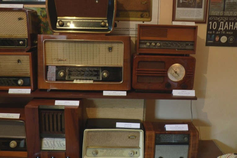 "Lampaši“ koji bude nostalgiju: Neobična izložba radio i TV prijemnika na Rudniku
