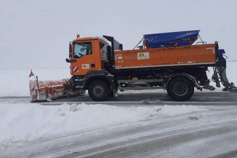 Snežne padavine napravile kolaps na putevima: U Dragačevu se poprečio kamion, saobraćaj u zastoju