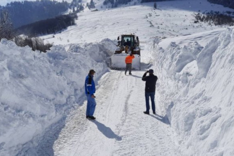 Aprilski sneg okovao Zapadnu Srbiju: Ivanjica i Nova Varoš ponovo zavejane, neprohodni seoski putevi (FOTO)