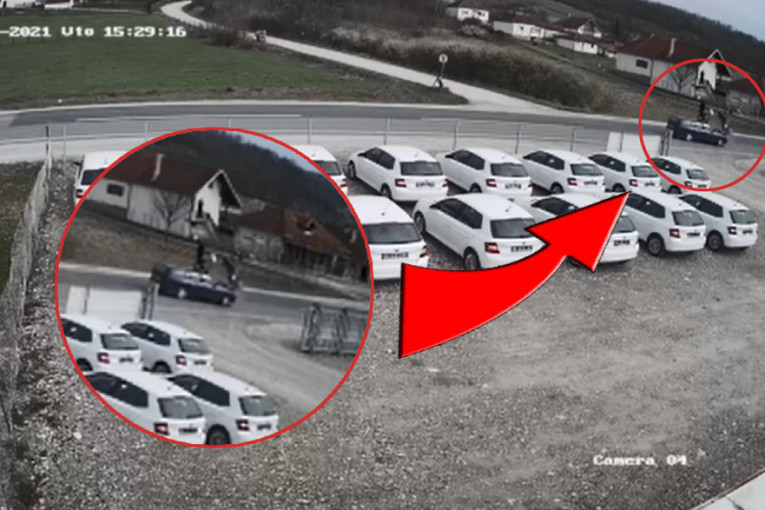 Stravičan sudar kod Čačka: Motociklista naleteo na automobil, preleteo preko njega, a onda ustao (VIDEO)