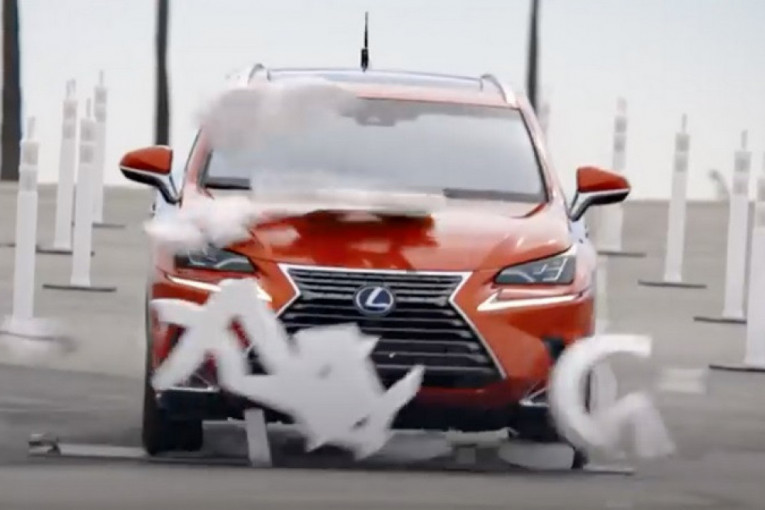 „Lexus“ uradio test i pokazao koliko je rizično slati SMS-ove tokom vožnje (VIDEO)