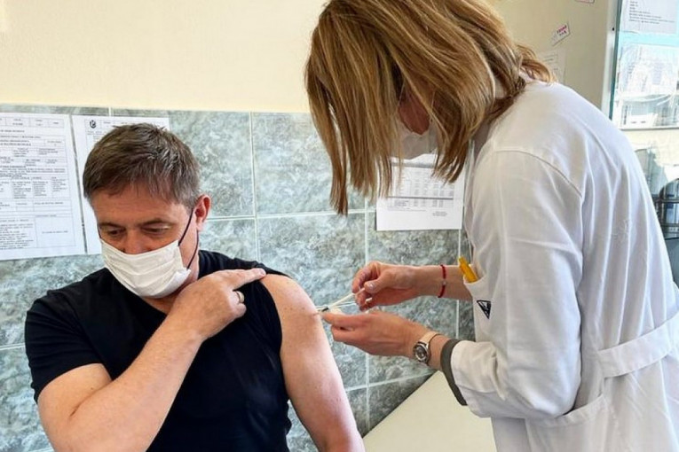 Selektor dao doprinos borbi protiv pandemije: Piksi se vakcinisao protiv kovida 19