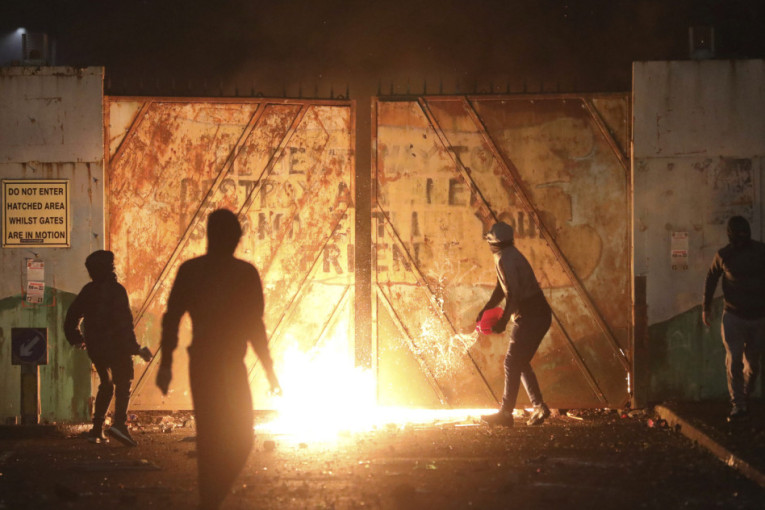 Bregzit uzdrmao Severnu Irsku: U Belfastu žestoki neredi - rulja palila šta je stigla, letele kamenice (VIDEO, FOTO)