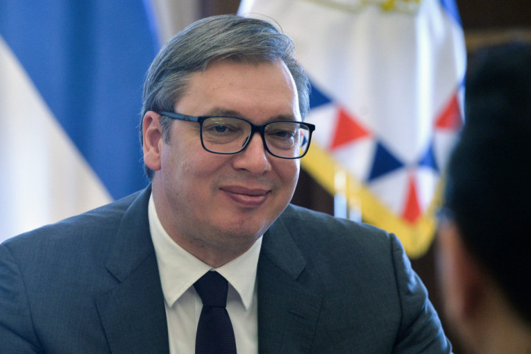 Predsednik Vučić čestitao praznik svima koji slave: "Duh Vaskrsa neprekidna je inspiracija da svi zajedno radimo na dobru i razvoju Republike Srbije" (FOTO)