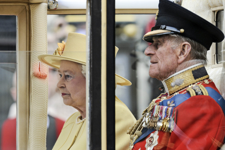 Kraljica Elizabeta odlučila: Svi visoki kraljevski zvaničnici će morati da nose civilnu odeću na sahrani princa Filipa!