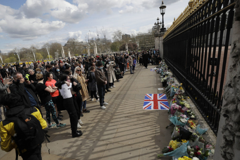 Britanci se okupili ispred Bakingemske palate da izraze saučešće porodici: Stotine ljudi donosi cveće za princa Filipa (UŽIVO)