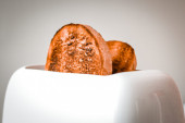 Ljudi tek sada otkrili da toster ima fioku koju povremeno treba isprazniti (VIDEO). Da li ste je vi primetili?