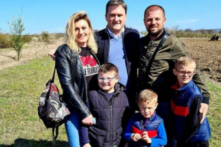 Selaković u poseti porodici Manojlović koja se vratila iz Francuske: Isplati se povratak u Srbiju