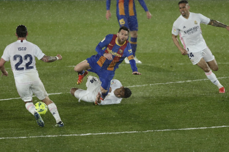 KRAJ: Prečka spasila Real u nadoknadi, Barselona poražena u Madridu
