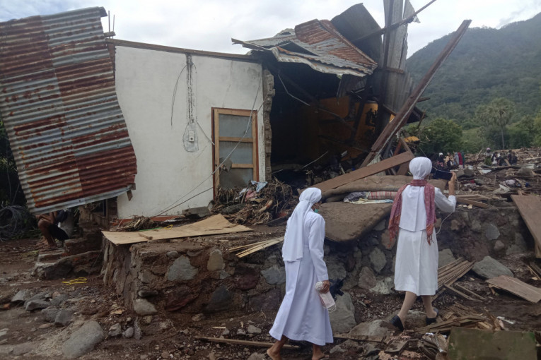 Stravični prizori iz Indonezije: U zemljotresu poginulo osam, povređene 23 osobe (FOTO)