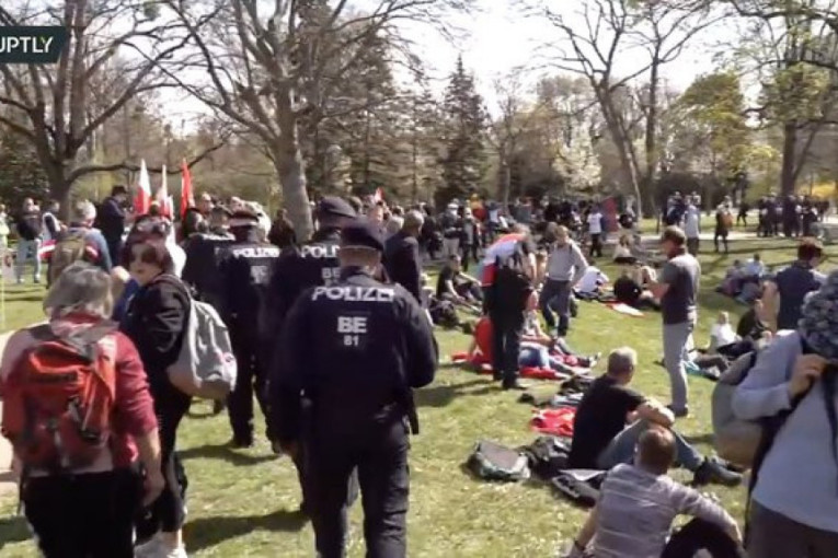 Sukobi na ulicama Beča: Protivnici korona mera pokušali da probiju kordon, policija bacila biber sprej (VIDEO)