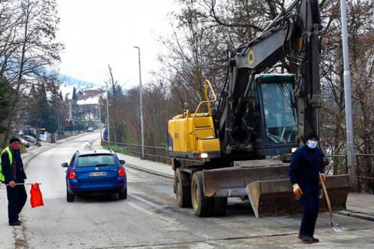Sneg i obilne padavine oštetili asfalt u Priboju: Putari krpe rupe na magistrali