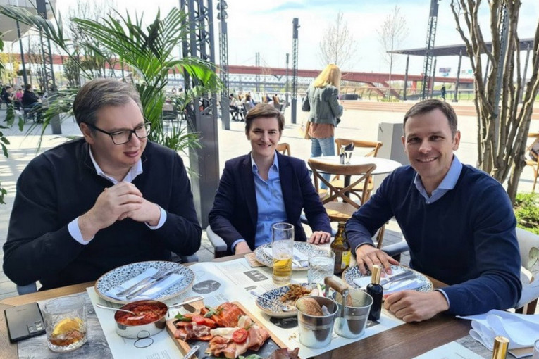 Vučić na ručku sa Brnabić i Malim: Predsednik najavio otvaranje restorana i kafića (FOTO)