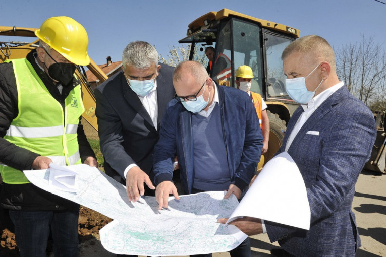 Vesić u obilasku radova na izgradnji vodovodne mreže: Mladenovac će do 2024. imati "gradsku vodu"