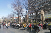 Prvi vikend u prestonici nakon popuštanja mera: Kafići puni, veliki broj građana čeka u redovima ispred butika (FOTO)