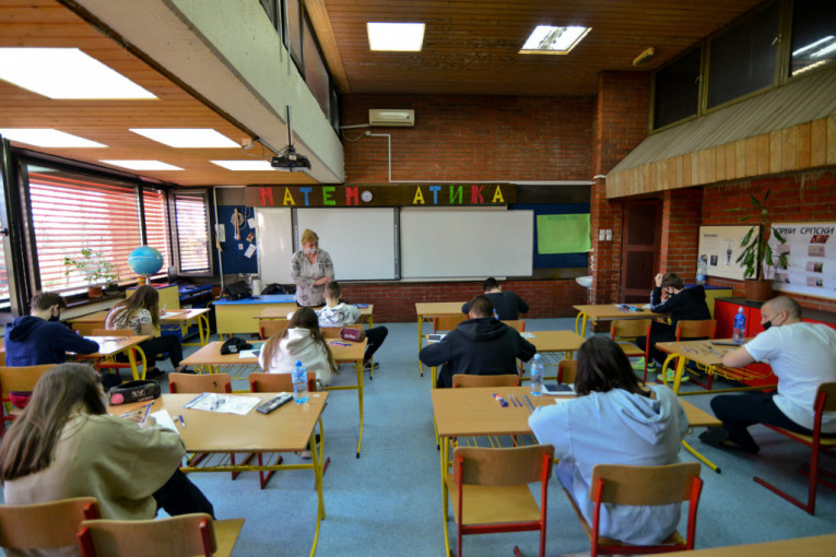 Osmaci polažu probni ispit iz srpskog, pa kombinovani test (FOTO)
