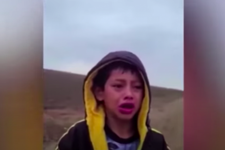Snimak je rasplakao ceo svet: Prava istina o napuštenom dečaku koji je molio policajca za pomoć (VIDEO)