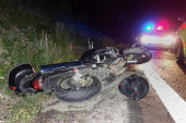 Stravična saobraćajna nesreća na putu Priština - Peć: Motociklista udario u betonski stub i poginuo, povređena još jedna osoba!