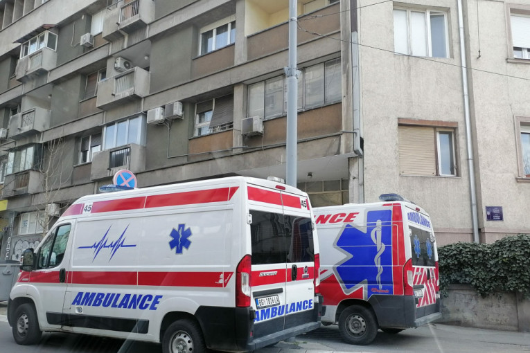 Žena oborena na pešačkom prelazu u Rakovici, hitno prevezena u Urgentni