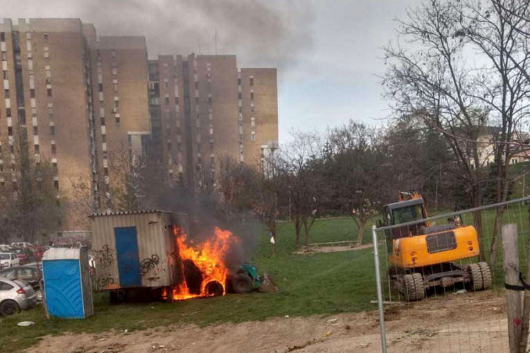 Požar u Mirijevu: Gori mašina gradskog zelenila i baraka