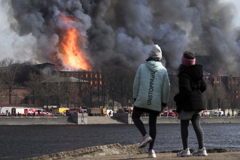 Ogroman požar u Sankt Peterburgu: Gori 10.000 kvadrata fabrike, jedna osoba stradala, četiri povređene (FOTO)