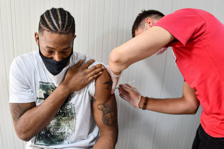 Crno-beli za primer svima: Košarkaši Partizana vakcinisani u "Batutu"