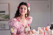 Selena Gomez boluje od teške bolesti! Tresla se tokom šminkanja i zabrinula javnost: To mi je od lekova (VIDEO)