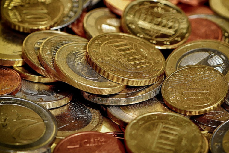 Evro tone, sirovine skaču: Valuta evrozone najmanja u 21 mesec