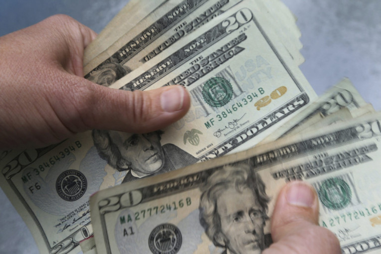 Dolar pod pritiskom zbog pada potrošačkog poverenja u SAD