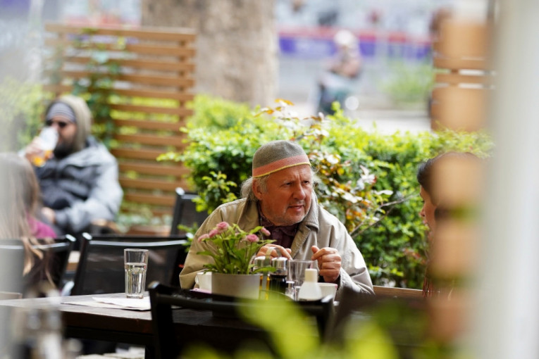 Zijah Sokolović se oporavio nakon hospitalizacije: Glumac uslikan kako se odmara u restoranu (FOTO)
