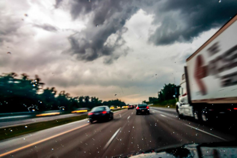 AMSS upozorava: Slaba kiša otežava vožnju u većem delu zemlje