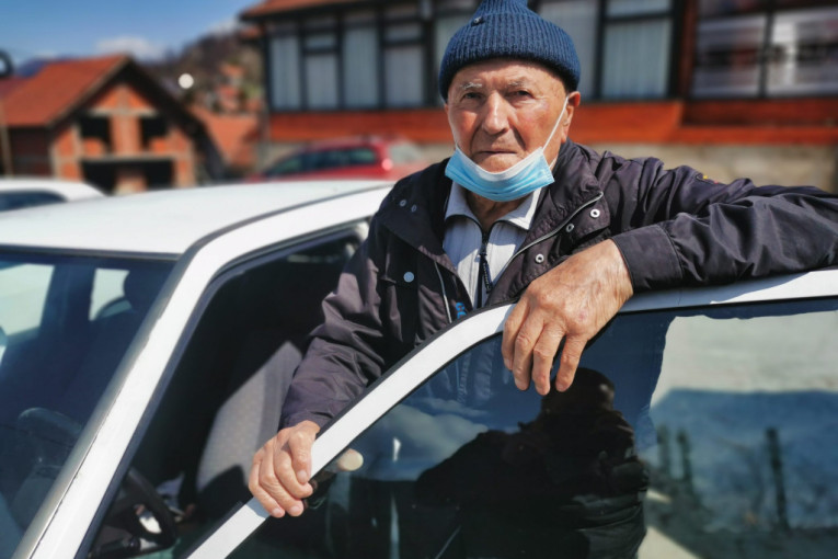 Najstariji vozač i dalje za volanom belog "mercedesa": Deda Tika iz Ivanjice produžio vozačku dozvolu, iako gazi devedesete (FOTO)