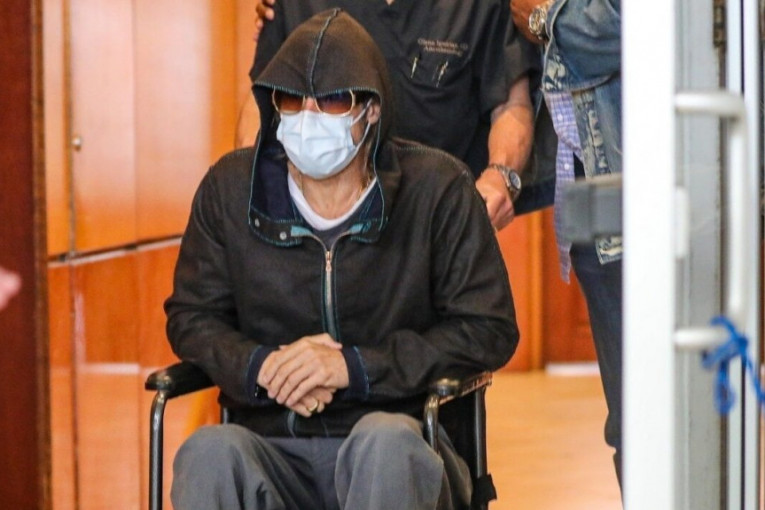 Bred Pit u invalidskim kolicima i sa zaštitnom maskom: Telohranitelji ga izveli iz lekarske ordinacije! (FOTO)