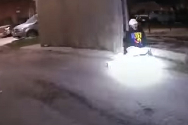 Policajac viče "stani", pa puca u tinejdžera! Objavljen snimak ubistva dečaka u Čikagu! (VIDEO)