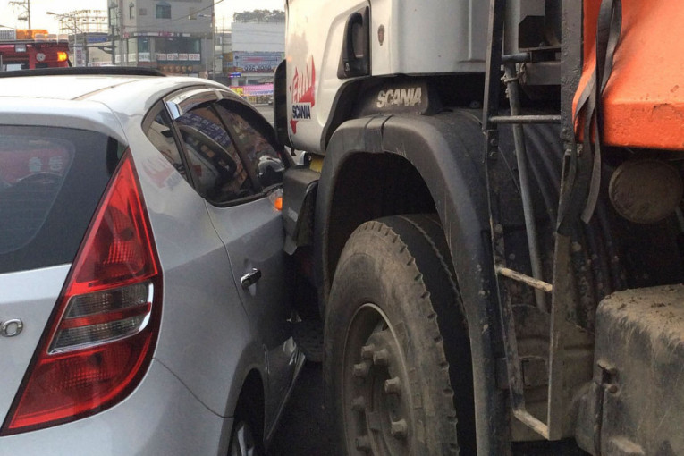 Stravična nesreća kod Brinja: Vozač kamiona se zakucao u automobil dok je telefonirao, poginulo dete!