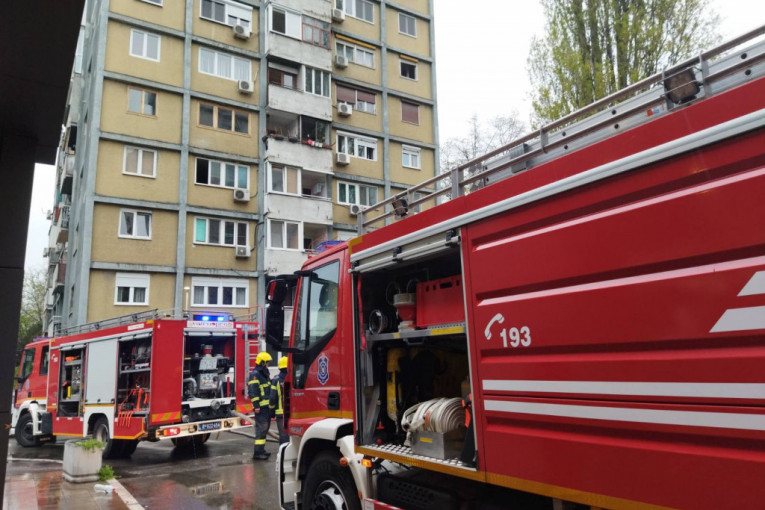 Lokalizovan požar na Novom Beogradu, stanari se vraćaju u stanove (FOTO+VIDEO)