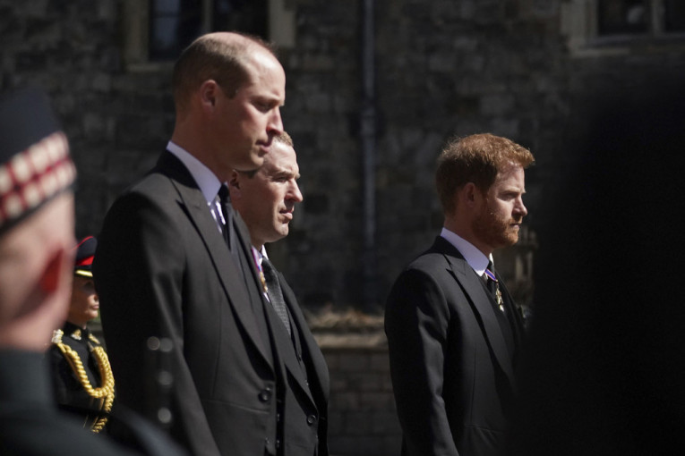 Da li je ovo trenutak kada su se prinčevi Vilijam i Hari pomirili? Prvi razgovor posle sahrane princa Filipa (FOTO+VIDEO)