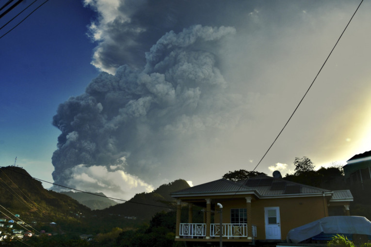 Stranci evakuisani, stanovnici u strahu: Nastavljaju se erupcije karipskog vulkana