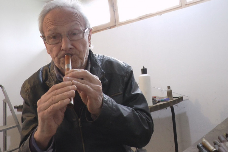 Pavle već dvadeset godina pravi ovaj tradicionalan instrument: Čarobne frule nastaju u selu Čukojevac i to od šljivovog dreveta