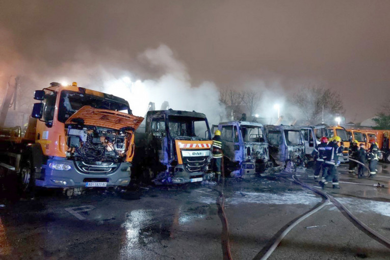 Veliki požar u "Gradskoj čistoći": Izgorelo pet kamiona, vatrogasac se nagutao dima (FOTO)
