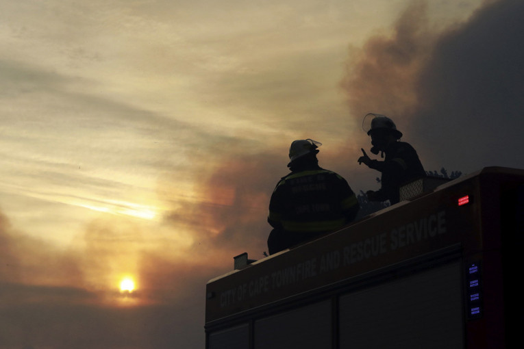 Veliki požar u fabrici drveta u Hrvatskoj, gasilo ga 50 vatrogasaca
