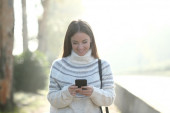 Nova mobilna aplikacija opominje korisnike - „Glavu gore i pazi kako hodaš“