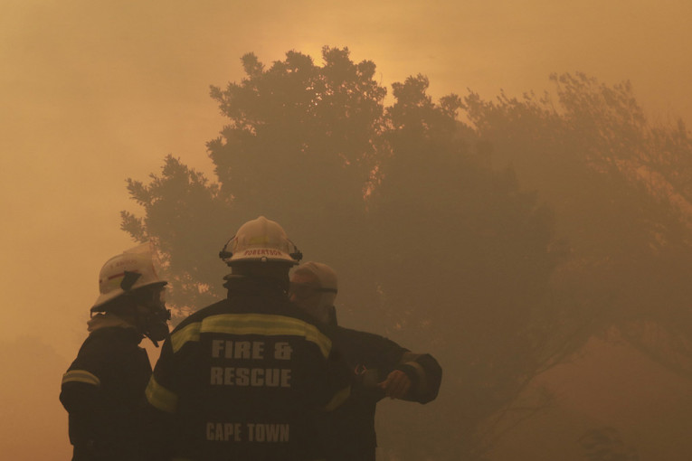 Veliki požar u Kejptaunu: Evakuisani stanovnici i studenti, 250 vatrogasaca se bori da zaustavi vatru (FOTO)