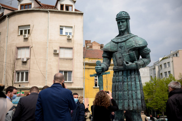 Otkriven spomenik despotu Stefanu Lazareviću: Figura visoka četiri metra krasi skver na Starom gradu