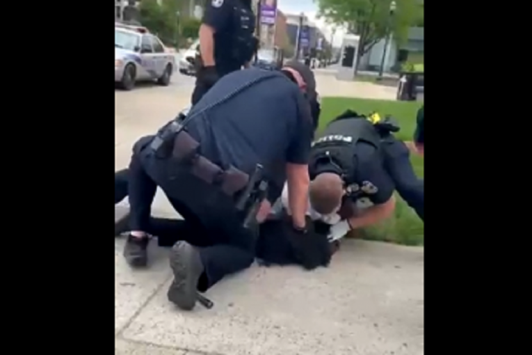 Policijska brutalnost u Kentakiju: Uniformisani muškarac udara demonstranta dok ovaj leži licem okrenutim ka zemlji (VIDEO)