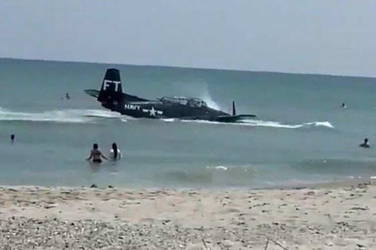 Neverovatna scena: Avion iz Drugog svetskog rata sleteo na plažu, tik pored kupača! (VIDEO)