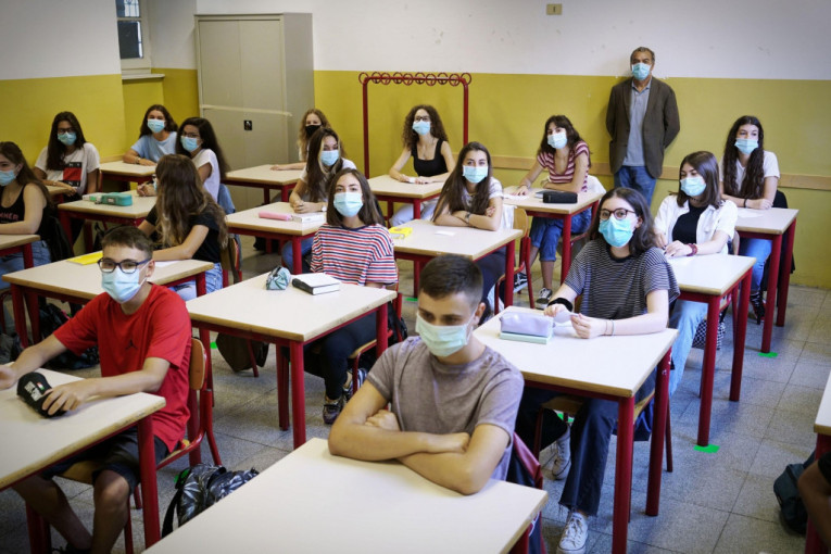 Đaci i učiteljice beogradske škole zaraženi koronom: Inficirali se van škole