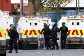 Haos u Severnoj Irskoj uoči posete Bajdena: Maskirani ljudi napali policiju benzinskim bombama!